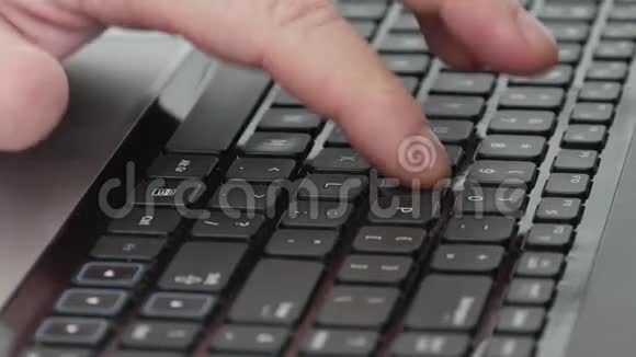 商人使用笔记本电脑在家里上网工作男人通过网络连接到办公室视频的预览图