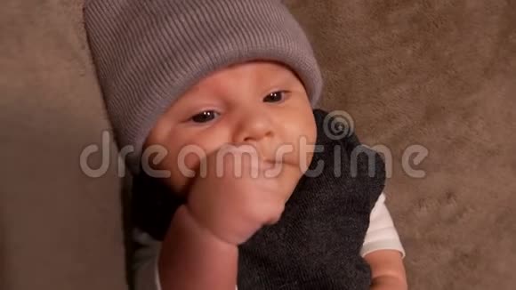 戴着灰色帽子的小可爱宝宝打喷嚏视频的预览图