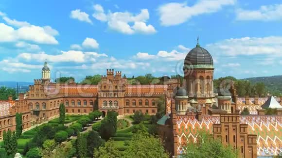 从高空俯瞰乌克兰著名的大学建筑视频的预览图