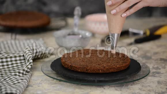 糕点厨师在厨房做蛋糕女性手捏巧克力奶油视频的预览图