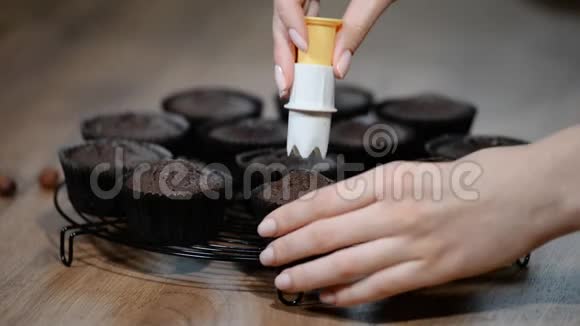 烹饪美味的纸杯蛋糕在棕色饼干中制作洞视频的预览图