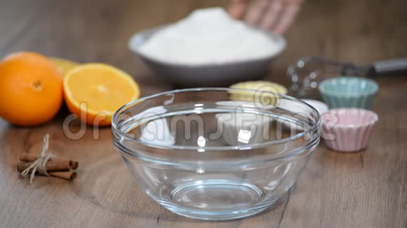 把面粉和香料混合在一起女性的手在碗里混合面粉与橘子皮肉桂和干酵母视频的预览图