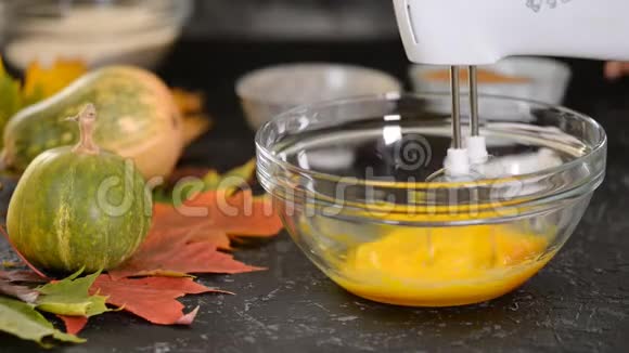 女人的手在碗里用红糖打鸡蛋视频的预览图