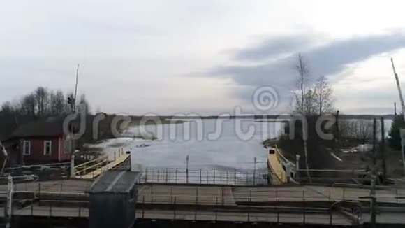 俄罗斯北部从村子里的运河上空飞过视频的预览图