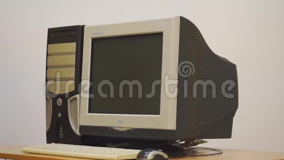 旧的台式电脑复古个人电脑PC与键盘和显示器轮调视频的预览图
