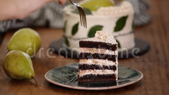 吃一块美味的巧克力蛋糕加梨馅视频的预览图