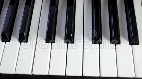 钢琴键盘在黑白键盘上缓慢滑动视频的预览图
