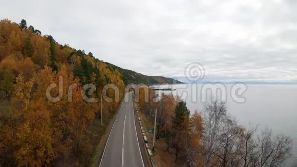 秋天飞过一条空荡荡的海滨公路视频的预览图