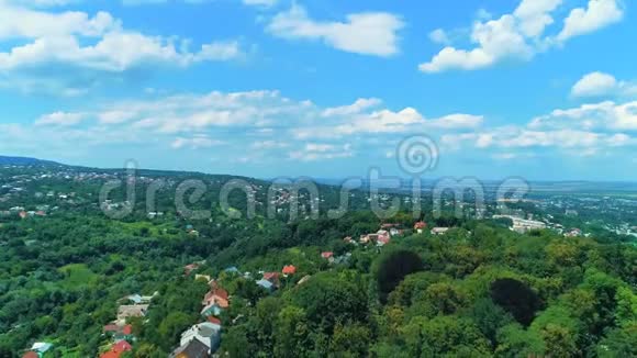 观看Chernivtsi国家尤里费德科维奇大学绿色夏季城市的空中视频视频的预览图