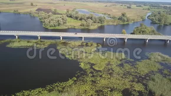 乌克兰切尔尼希夫地区德斯纳河上空的空中汽车公路桥视频的预览图