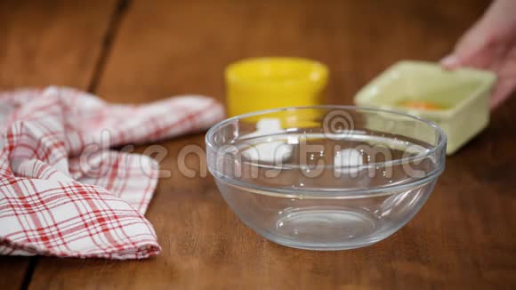 搅拌机在玻璃碗里用糖打鸡蛋视频的预览图
