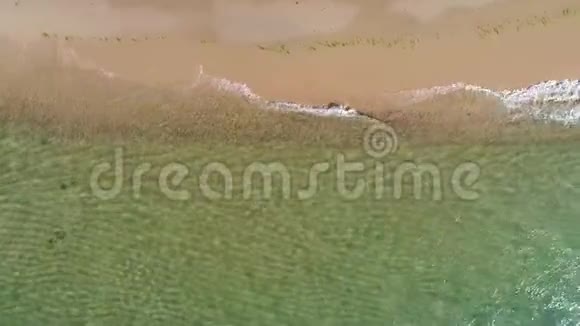 飞越蓝色水面和贝加尔湖海岸视频的预览图