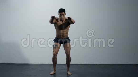 健身模型蹲运动视频的预览图