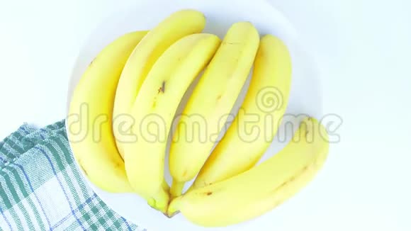 白色背景的盘子里的香蕉视频的预览图