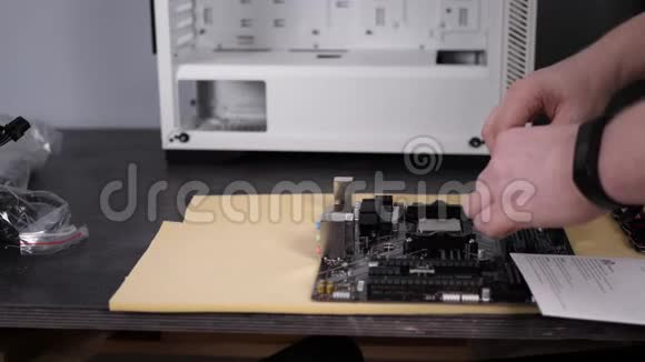 工程师男子插入SDRAM到DIMM插槽的主板多射击视频的预览图
