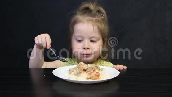 小女孩吃东西掉食物视频的预览图