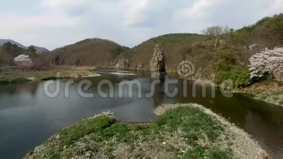 在韩国蔚山的SeonbawiSeon岩的鸟瞰图亚洲视频的预览图