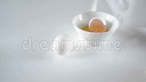 准备烘焙原料雌性手拿着白色的碗和鸡蛋步骤烹饪烘焙蛋糕和糖果准备视频的预览图