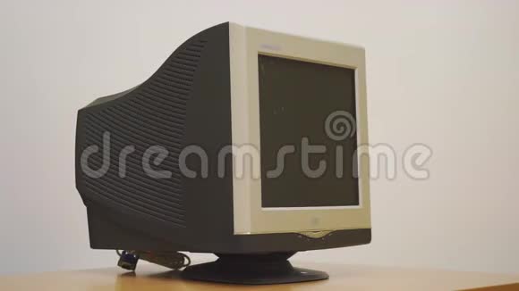 旧的复古CRT监控计算机是坏的或没有使用或过时轮调视频的预览图