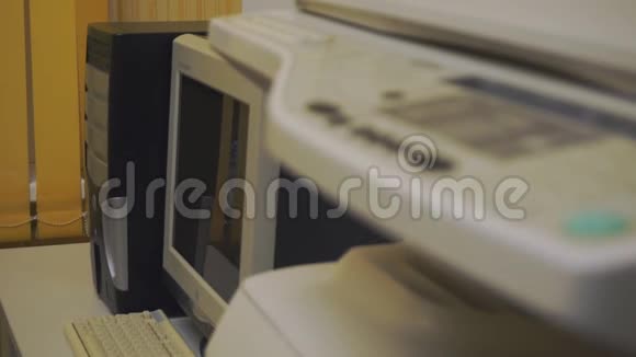 旧的办公设备旧台式电脑和旧复印机视频的预览图