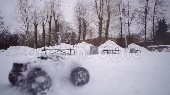 玩具无线电控制的汽车在公园的雪地里漂移视频的预览图