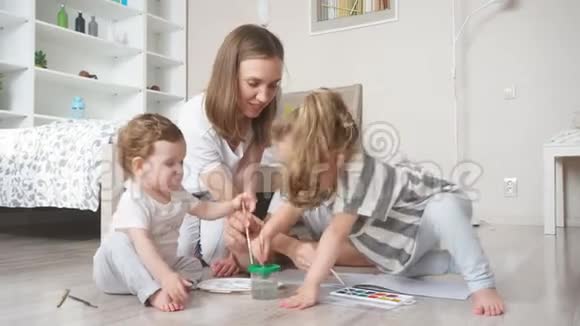 年轻的父母花时间和孩子在一起他们帮助他们做家庭作业视频的预览图