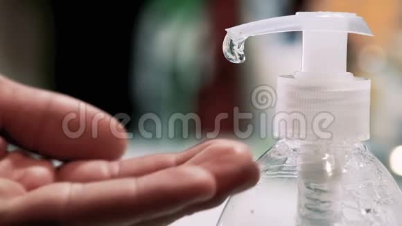 酒精洗手液分配器电晕病毒感染疾病的特写视频的预览图