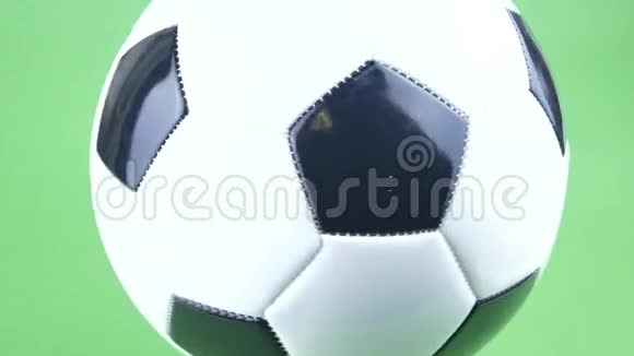 足球在绿色背景上旋转视频的预览图
