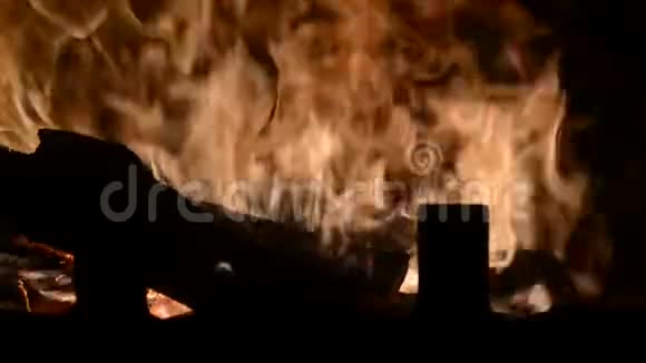 火在壁炉里燃烧火来保暖燃烧的壁炉壁炉作为一件家具视频的预览图