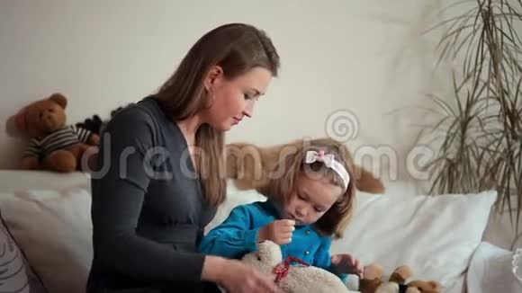 妈妈和女儿修理玩具视频的预览图