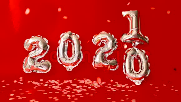 银色2021数字气球在红色背景新年即将来临视频的预览图