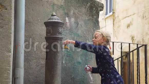 意大利装满水的小女孩视频的预览图
