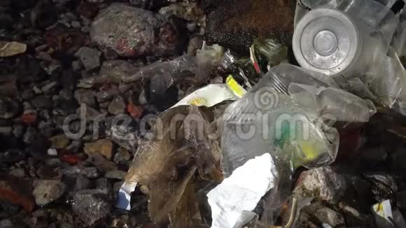 塑料垃圾生态的海洋把聚乙烯垃圾分解在岸上漂浮在水中污染海洋杀死视频的预览图