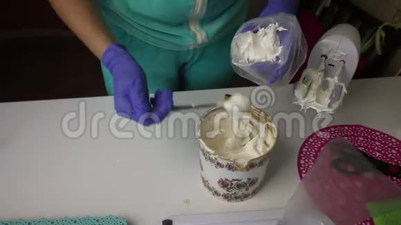 女人用勺子把棉花糖放在糕点袋里视频的预览图