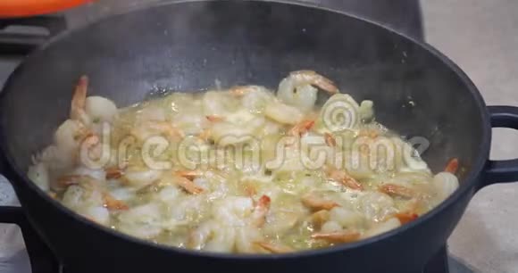 一个女人在意大利的意大利面食上翻滚这种意大利面食叫马法丁锅里面有烤虾视频的预览图