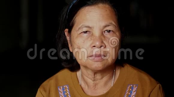 一位亚洲老年妇女感到困倦视频的预览图