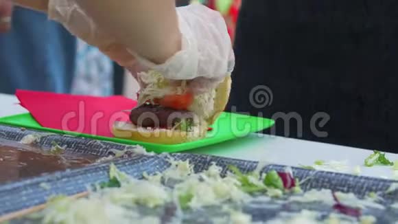 烹饪汉堡视频的预览图