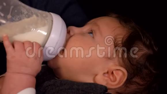 可爱的小宝宝在妈妈怀里喂奶瓶视频的预览图