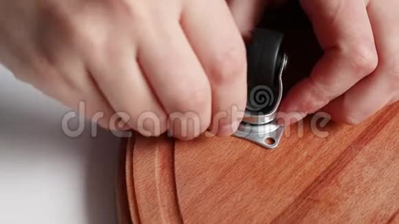 关闭电动螺丝刀钻入木材与螺丝扭曲视频的预览图