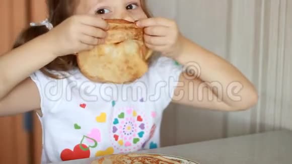 小女孩吃煎饼孩子笑着玩煎饼视频的预览图