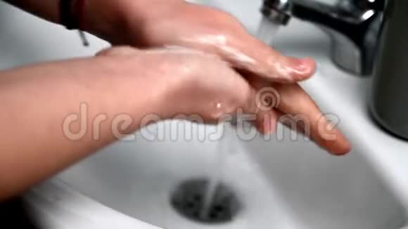 女人在水龙头下用肥皂和洗手卫生概念手册视频的预览图