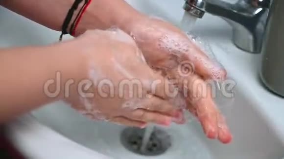 女人在水龙头下用肥皂和洗手卫生概念手册视频的预览图