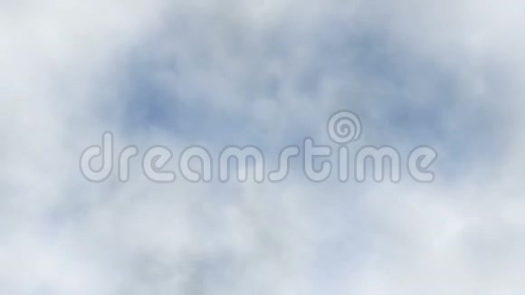 在万里无缝的环中飞过白云和蓝天视频的预览图
