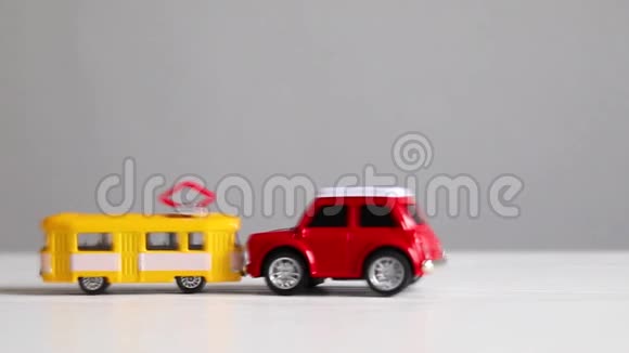 机动车和公共交通工具的正面碰撞黄色电车玩具模型和红色汽车玩具碰撞白色视频的预览图