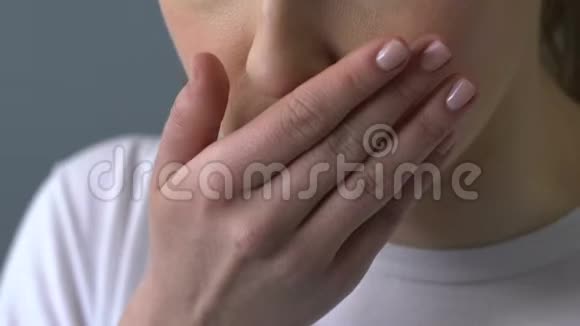由压舌器感冒病毒咳嗽检查女孩喉咙的医生视频的预览图