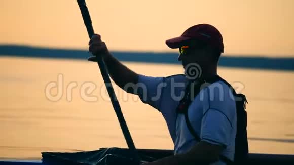 一个人正在日落时驾驶皮艇视频的预览图
