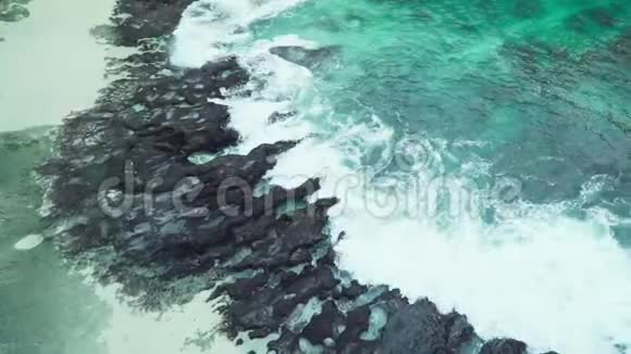 巴厘岛努沙佩尼达破滩的慢波冲击视频的预览图