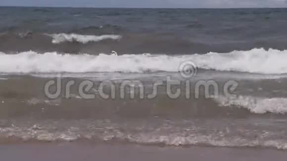 沙滩波浪破碎景观自然海底视频的预览图