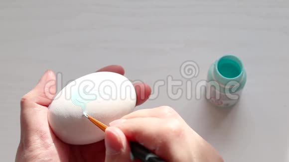 女人手用画笔描画一个白蛋视频的预览图