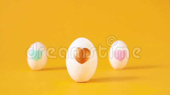 三个白色复活节彩蛋带有黄色背景的心脏装饰艺术假日作文爱的心视频的预览图